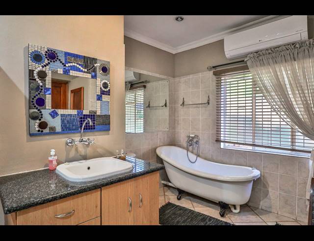 11 BEDROOM GUEST HOUSE FOR SALE IN PROTEA PARK